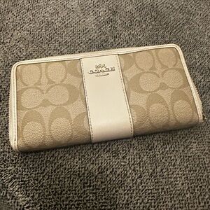 Coach wallet, white and tan signature print